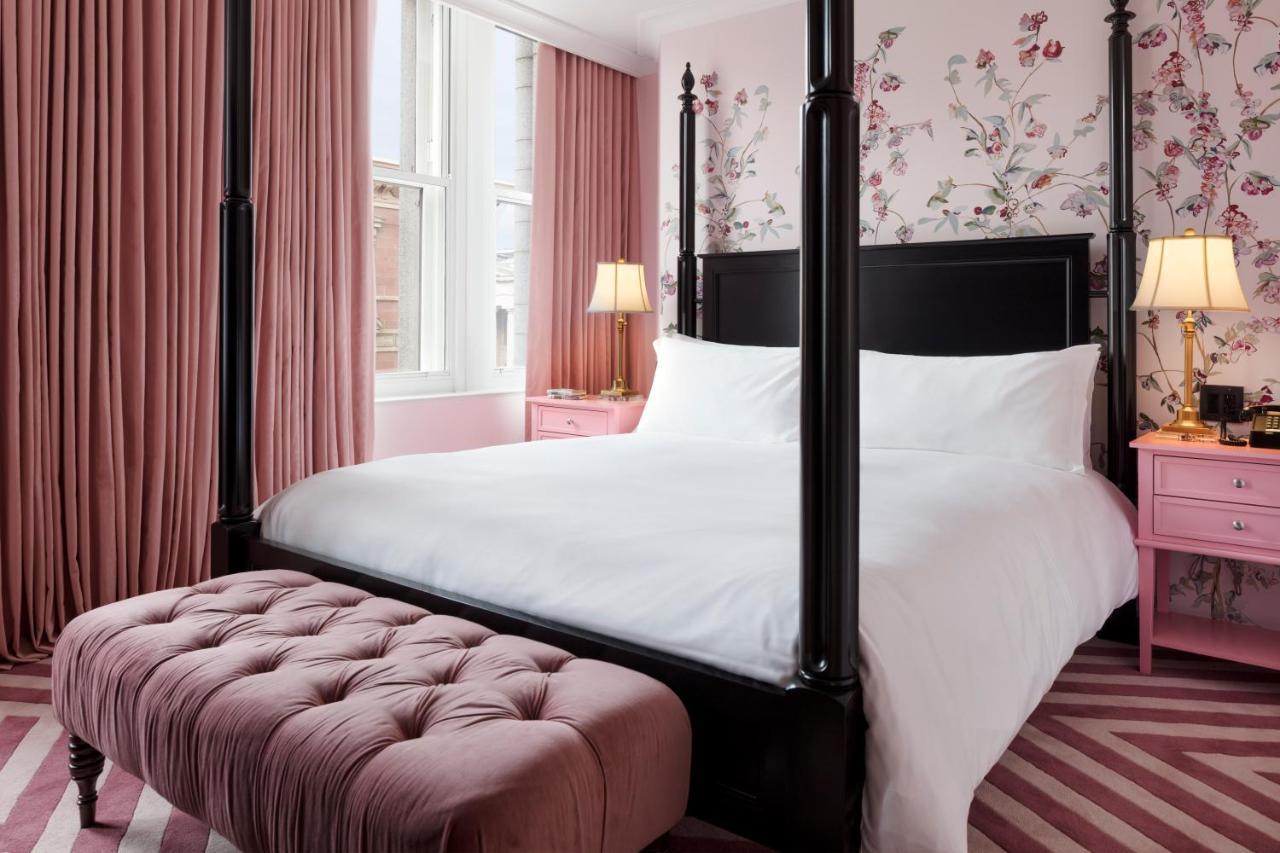 Hotel Riggs Washington Dc Exterior foto A bedroom at The Carlyle