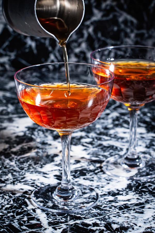 Hotel Riggs Washington Dc Exterior foto A cognac being poured into a glass