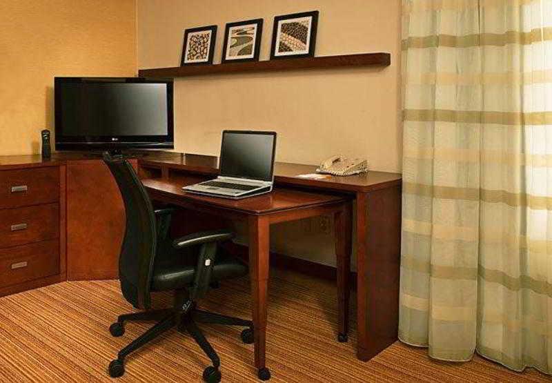 Hotel Riggs Washington Dc Exterior foto A typical work desk in a Residence Inn
