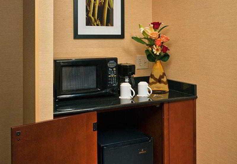 Hotel Riggs Washington Dc Exterior foto A wet bar in a hotel room